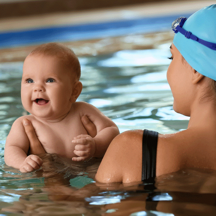 Babyschwimmen Hallenbad
Die meisten Babys lieben Wasser. Schon im Alter von 6-18 Monaten können sie gemeinsam mit ihren Eltern erste Erfahrungen im nassen Element sammeln. Der Auftrieb des Wassers ermöglicht Bewegungen, welche an Land noch nicht möglich sind. Somit werden viele Muskelgruppen trainiert und das Immunsystem gestärkt. Zudem fördert der Wasserdruck eine kräftige Atmung und Durchblutung. Schwimmangebote für die Minis machen nicht nur Spaß, sie wirken sich auch positiv auf eine Eltern-Kind-Bindung aus. Dieser Kurs findet im Hallenbad unter der Anleitung des lizensierten BADUE-Trainingspersonals statt.
•	65,00 € mit (mycity pluscard gratis) 
•	8 Termine + eine Informationseinheit
•	00:45 Std. dienstags 10.00 und 11.00 Uhr
•	6 – 18 Monate
•	Nur im Hallenbad
•	Anmeldung erforderlich, max. 20 Personen